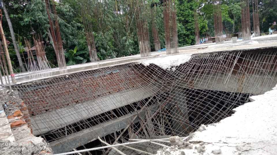 বানিয়াচংয়ে মাসের মধ্যে দ্বিতীয়বার ভেঙে পড়লো কোটি টাকায় নির্মিত মডেল মসজিদের ছাঁদ! বানিয়াচংয়ে মাসের মধ্যে দ্বিতীয়বার ভেঙে পড়লো কোটি টাকায় নির্মিত মডেল মসজিদের ছাঁদ!