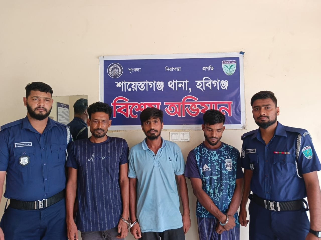 শায়েস্তাগঞ্জে পুলিশের অভিযানে ইয়াবাসহ তিনজন গ্রেফতার শায়েস্তাগঞ্জে পুলিশের অভিযানে ইয়াবাসহ তিনজন গ্রেফতার