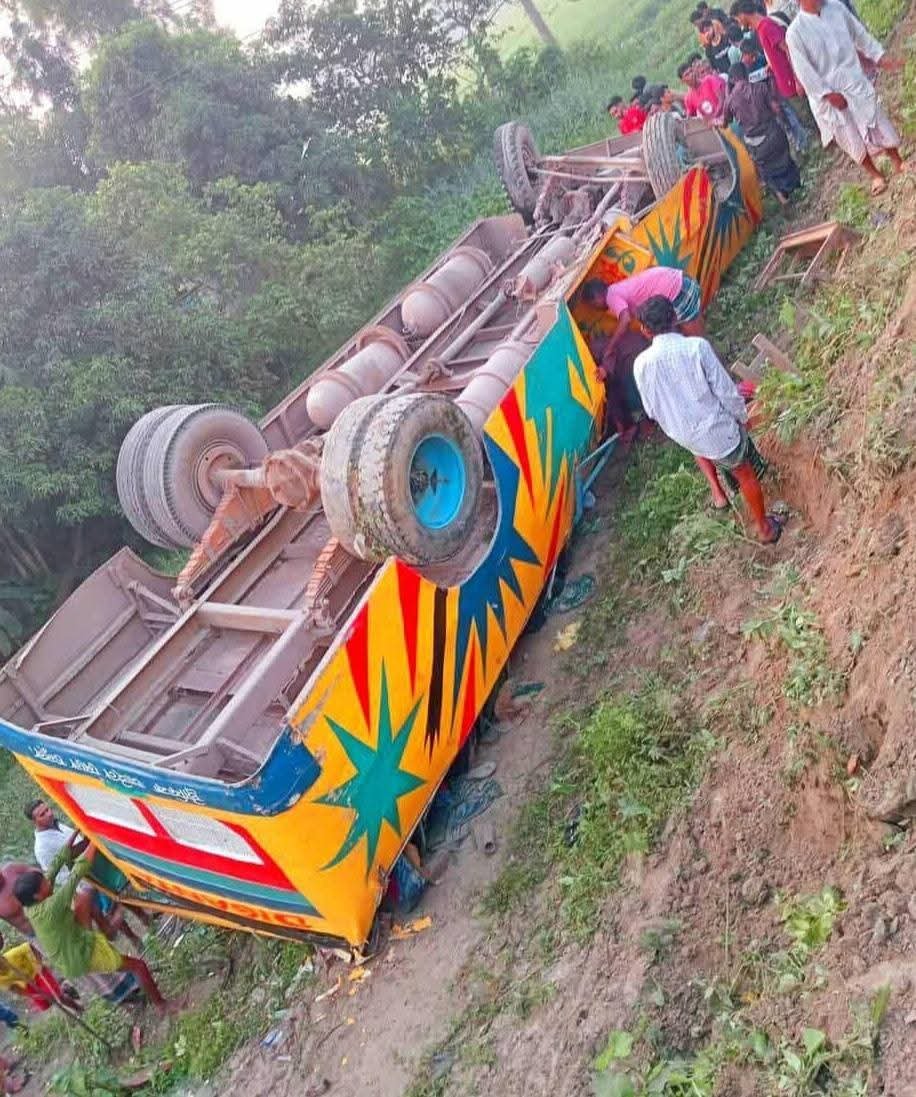 হবিগঞ্জে ভয়াবহ বাস দুর্ঘটনা: ১ নিহত, অন্তত ৩০ জন আহত হবিগঞ্জে ভয়াবহ বাস দুর্ঘটনা: ১ নিহত, অন্তত ৩০ জন আহত