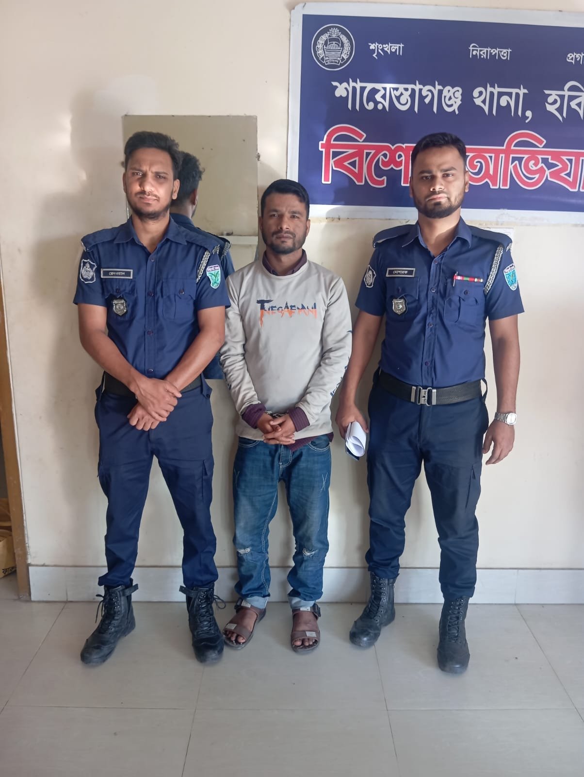 শায়েস্তাগঞ্জে পুলিশের বিশেষ অভিযান ‘ডেভিলহান্ট’-এ আওয়ামী লীগ নেতা গ্রেপ্তার শায়েস্তাগঞ্জে পুলিশের বিশেষ অভিযান ‘ডেভিলহান্ট’-এ আওয়ামী লীগ নেতা গ্রেপ্তার
