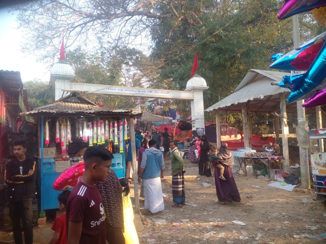 শাহজীবাজার মাজার গেইটের সামনে সরকারি খাস জমিতে অবৈধ টং দোকান শাহজীবাজার মাজার গেইটের সামনে সরকারি খাস জমিতে অবৈধ টং দোকান