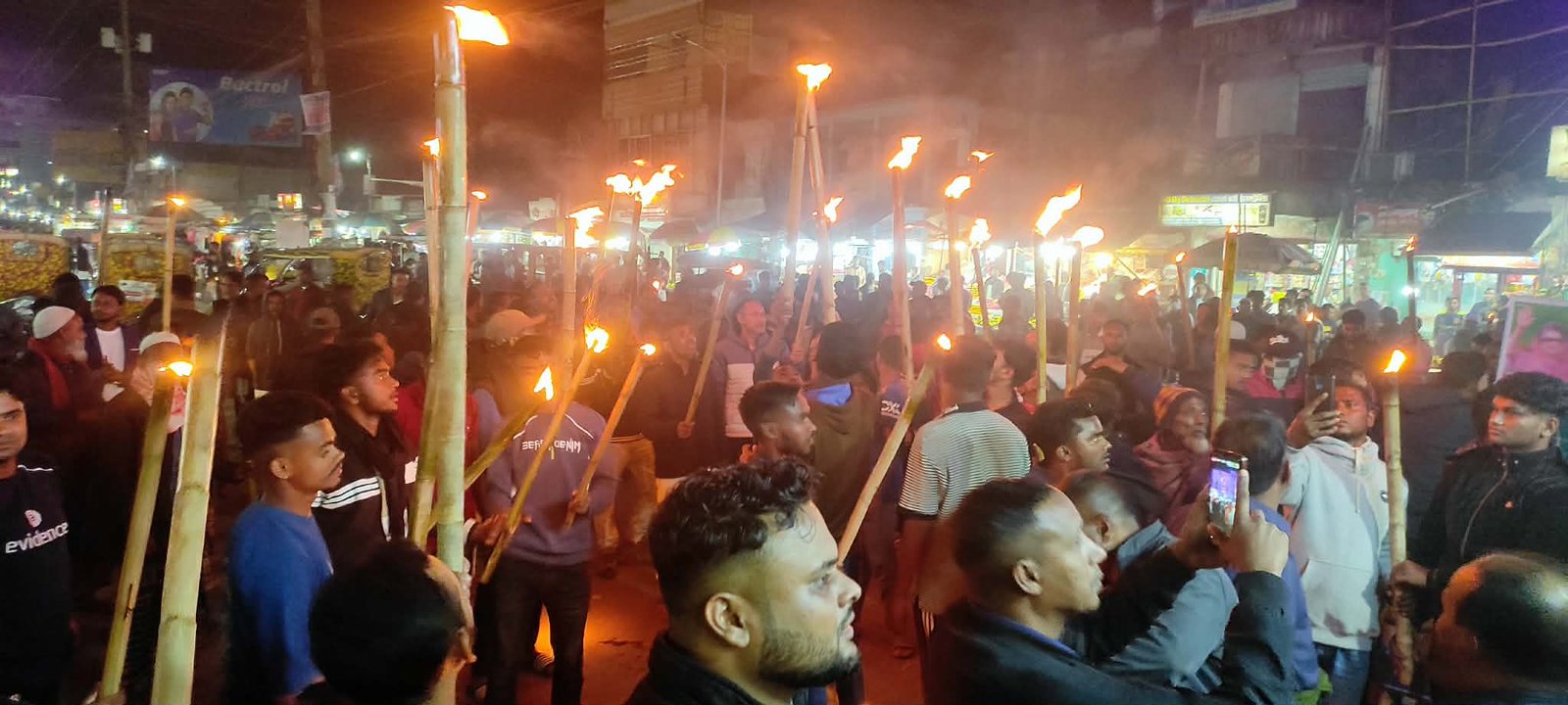 নবীগঞ্জ শহরে শেখ সুজাত মিয়ার সমর্থকদের মশাল মিছিল