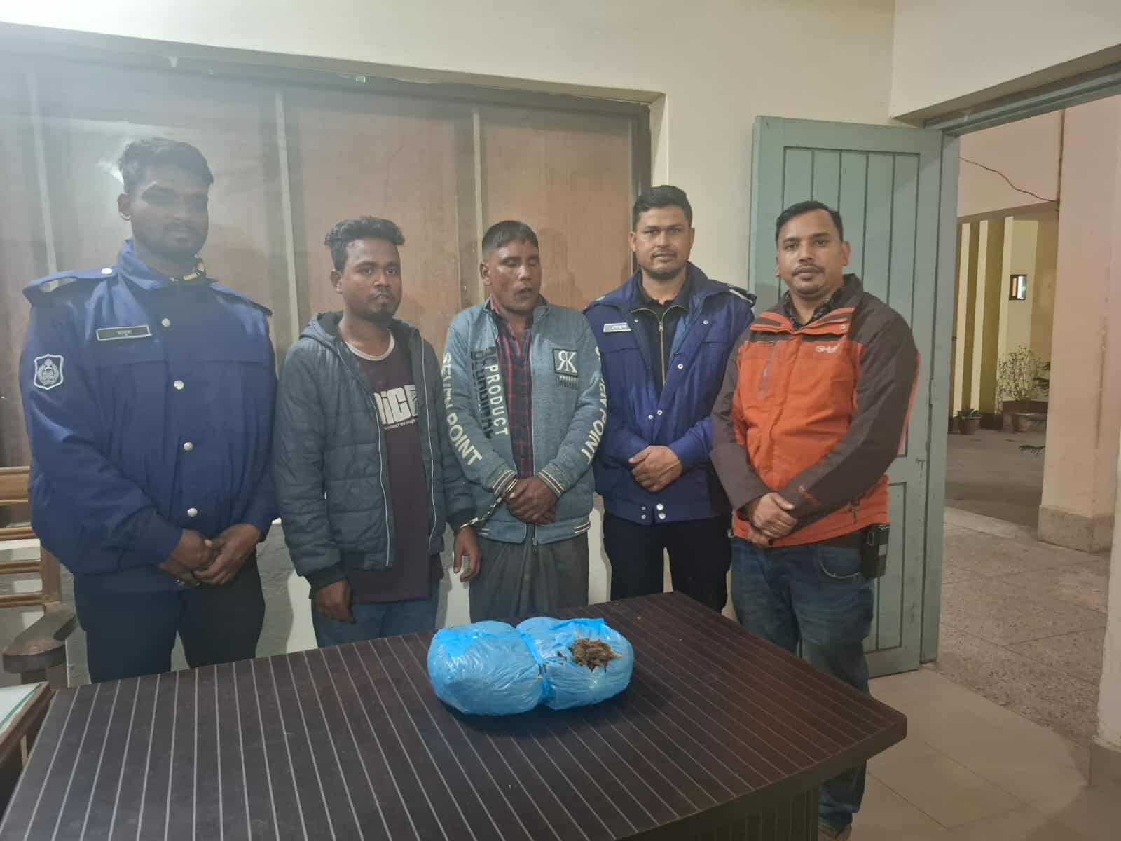 নবীগঞ্জের দুই মাদক ব্যবসায়ী গাঁজা সহ আটক নবীগঞ্জের দুই মাদক ব্যবসায়ী গাঁজা সহ আটক
