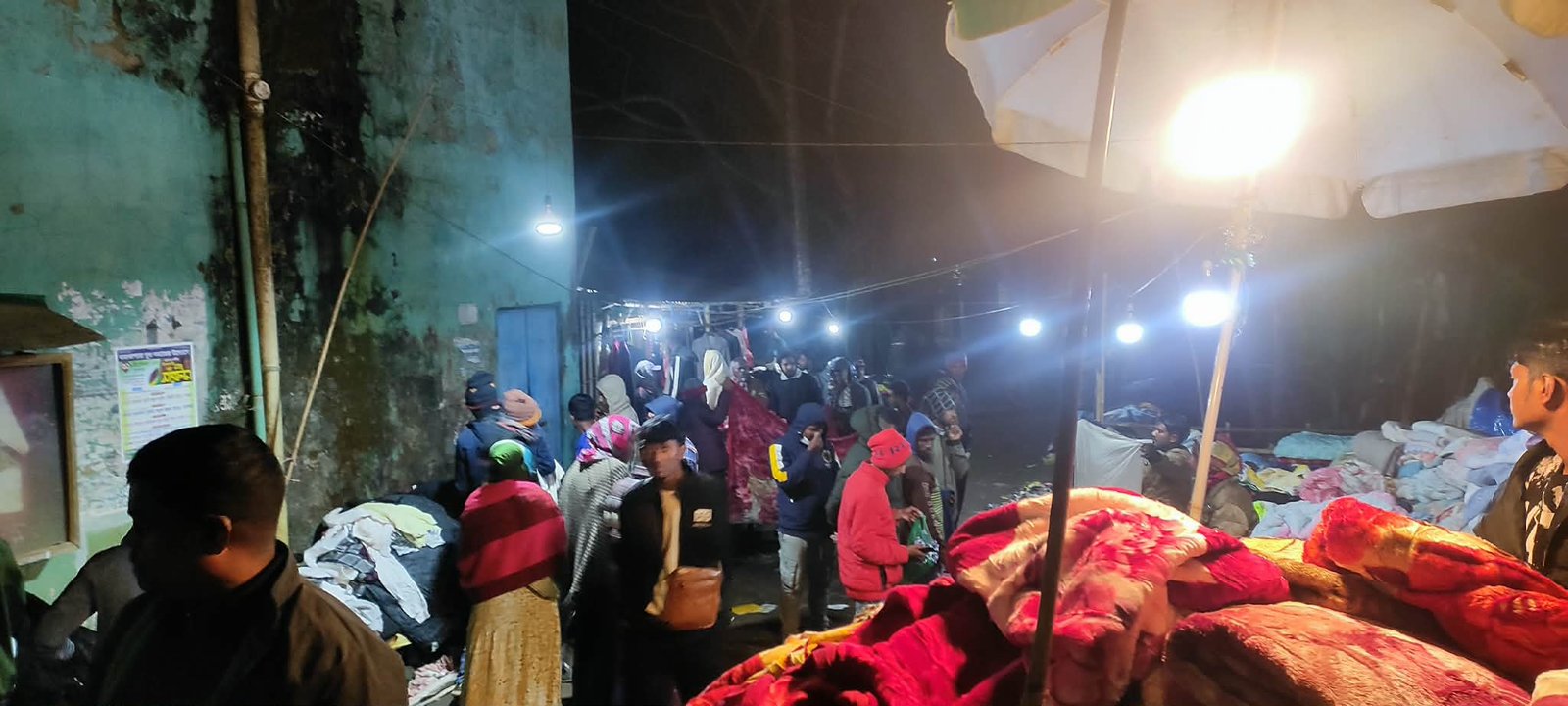 নবীগঞ্জে তীব্র শীতপ্রবাহ, শীতের কাপড় কিনতে দোকানগুলোতে উপচে পড়া ভিড়
