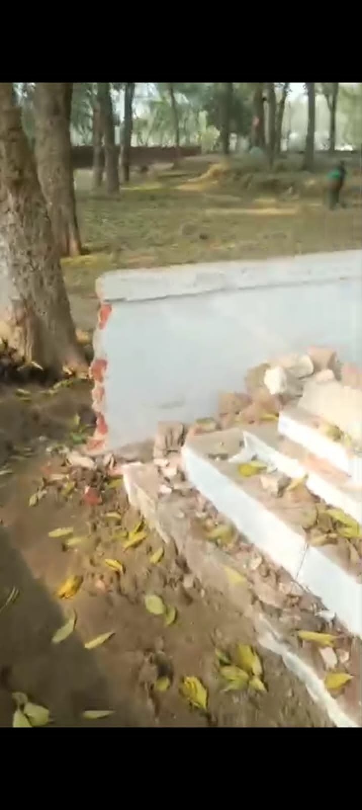 চুনারুঘাটে মুড়ারবন্দ দরবার শরীফে মাজারের দেয়াল ভেঙে রাস্তা তৈরির অভিযোগ চুনারুঘাটে মুড়ারবন্দ দরবার শরীফে মাজারের দেয়াল ভেঙে রাস্তা তৈরির অভিযোগ