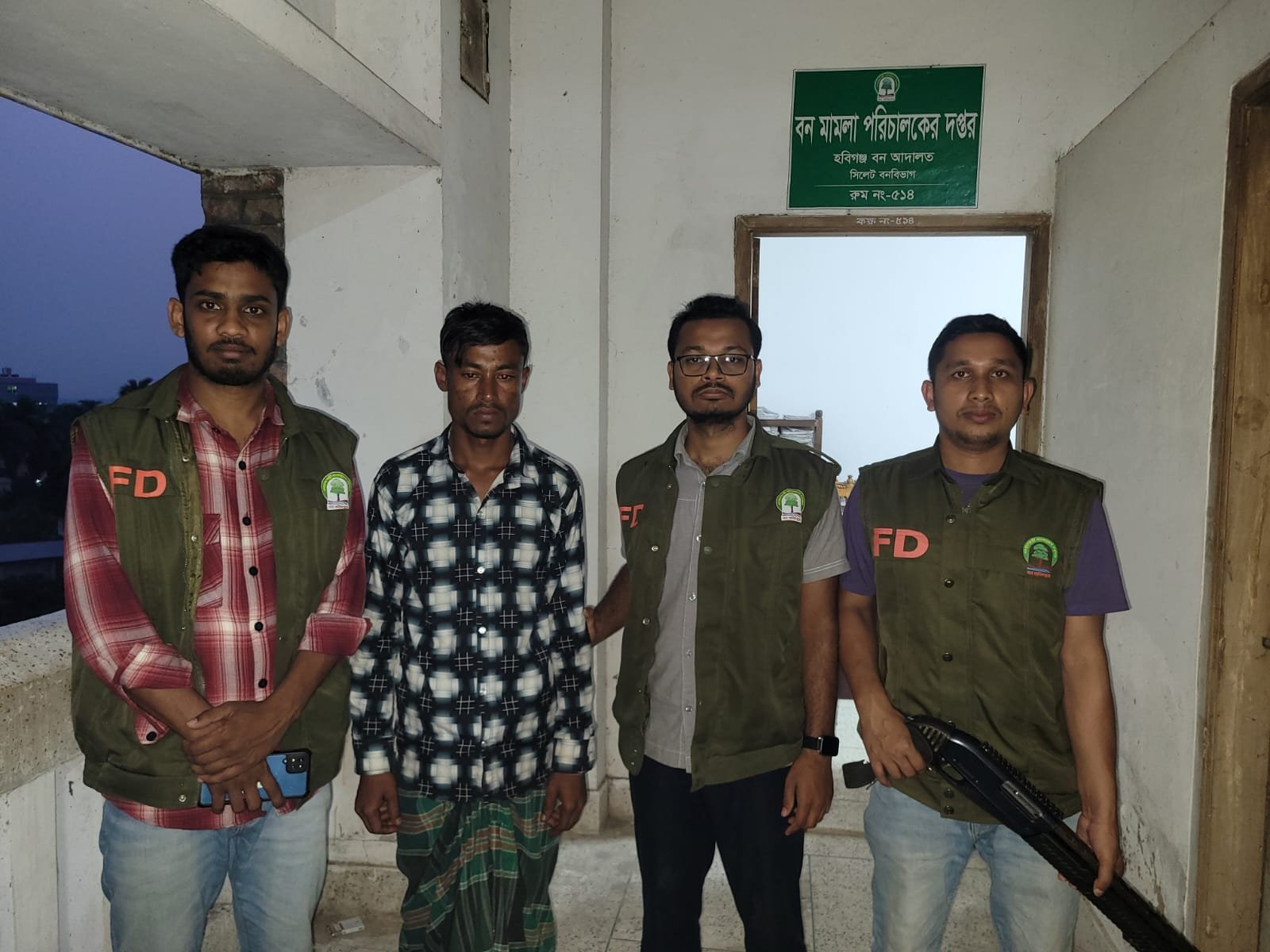 কালেঙ্গায় বন বিভাগের সঙ্গে গাছ চোরদের গোলাগুলি, আটক ১ কালেঙ্গায় বন বিভাগের সঙ্গে গাছ চোরদের গোলাগুলি, আটক ১