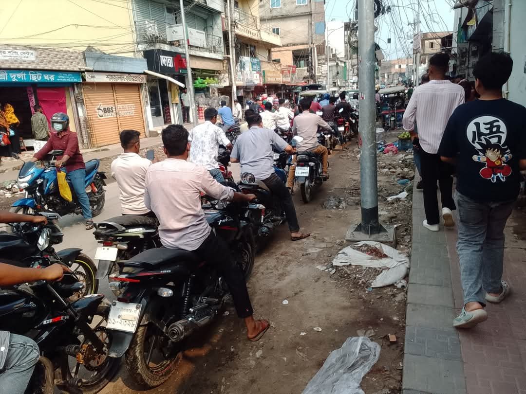 নবীগঞ্জে পেট্রোল পাম্পে মোটরসাইকেলের দীর্ঘ লাইন, ভোগান্তিতে চালকরা নবীগঞ্জে পেট্রোল পাম্পে মোটরসাইকেলের দীর্ঘ লাইন, ভোগান্তিতে চালকরা