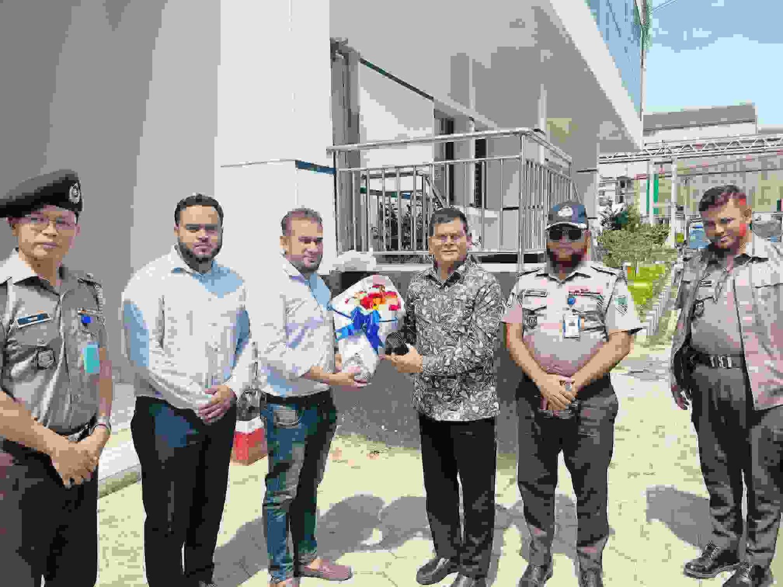 ঈদযাত্রা নিরাপদ করতে শায়েস্তাগঞ্জ হাইওয়ে থানা পরিদর্শনে অতিরিক্ত আইজি দেলোয়ার হোসেন মিঞা