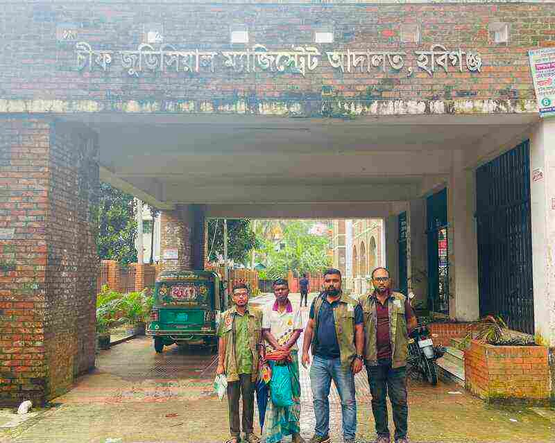 চুনারুঘাটে সংরক্ষিত বনাঞ্চলে গাছ কাটতে গিয়ে আটক ১ বনদস্যু চুনারুঘাটে সংরক্ষিত বনাঞ্চলে গাছ কাটতে গিয়ে আটক ১ বনদস্যু