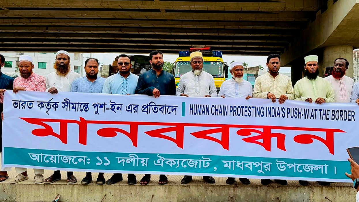 ভারতের অবৈধ পুশইনের প্রতিবাদে মাধবপুরে ১১ দলের মানববন্ধন