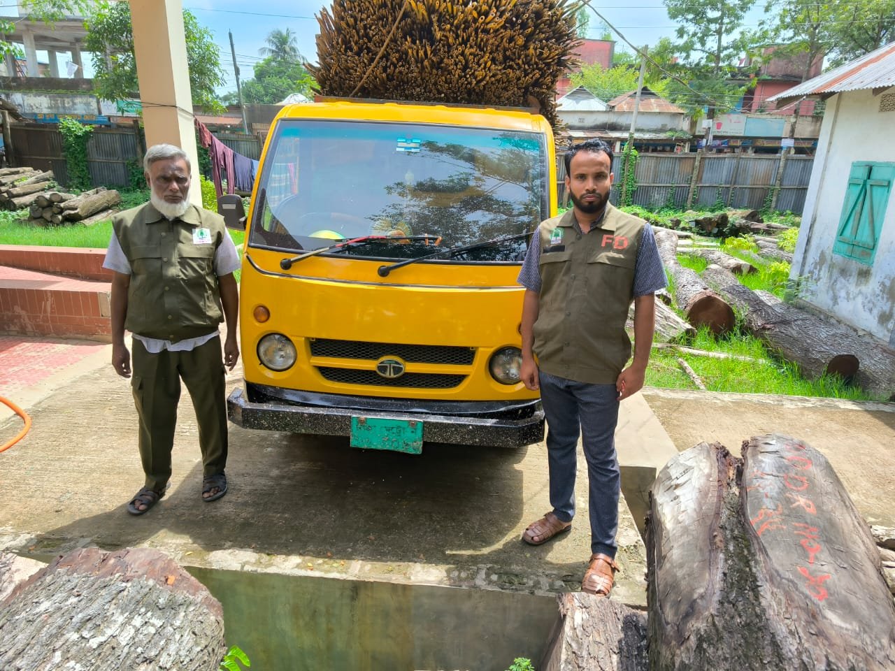 মাধবপুরে নোয়াহাটি বাজার এলাকায় চোরাই বাঁশসহ মিনি ট্রাক জব্দ
