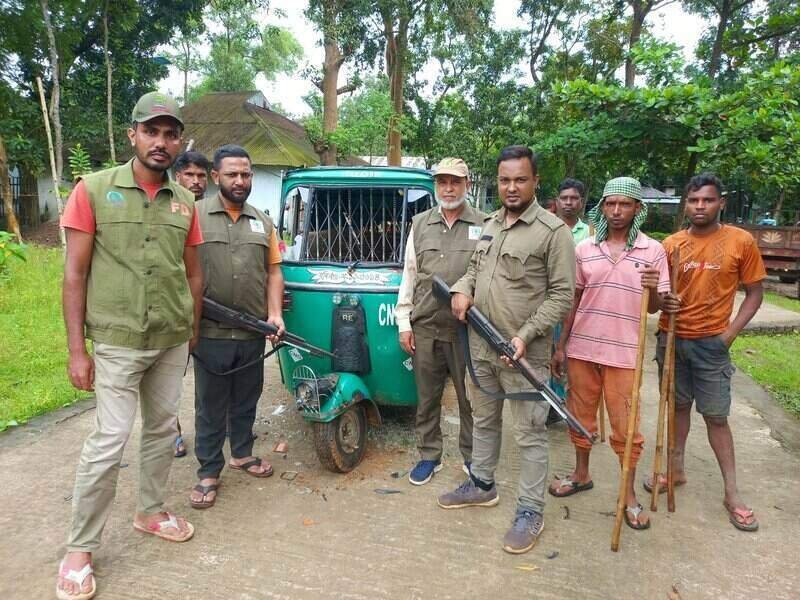 বাহুবলে কাঠ পাচারকালে বন প্রহরীদের গুলি, ৭.৭৩ ঘনফুট আকাশমণি কাঠসহ সিএনজি জব্দ